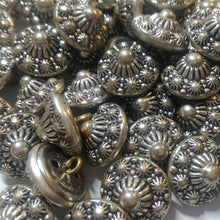 Load image into Gallery viewer, Zeeuws Knopje - Vintage Buttons
