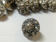 Load image into Gallery viewer, Zeeuws Knopje - Vintage Buttons
